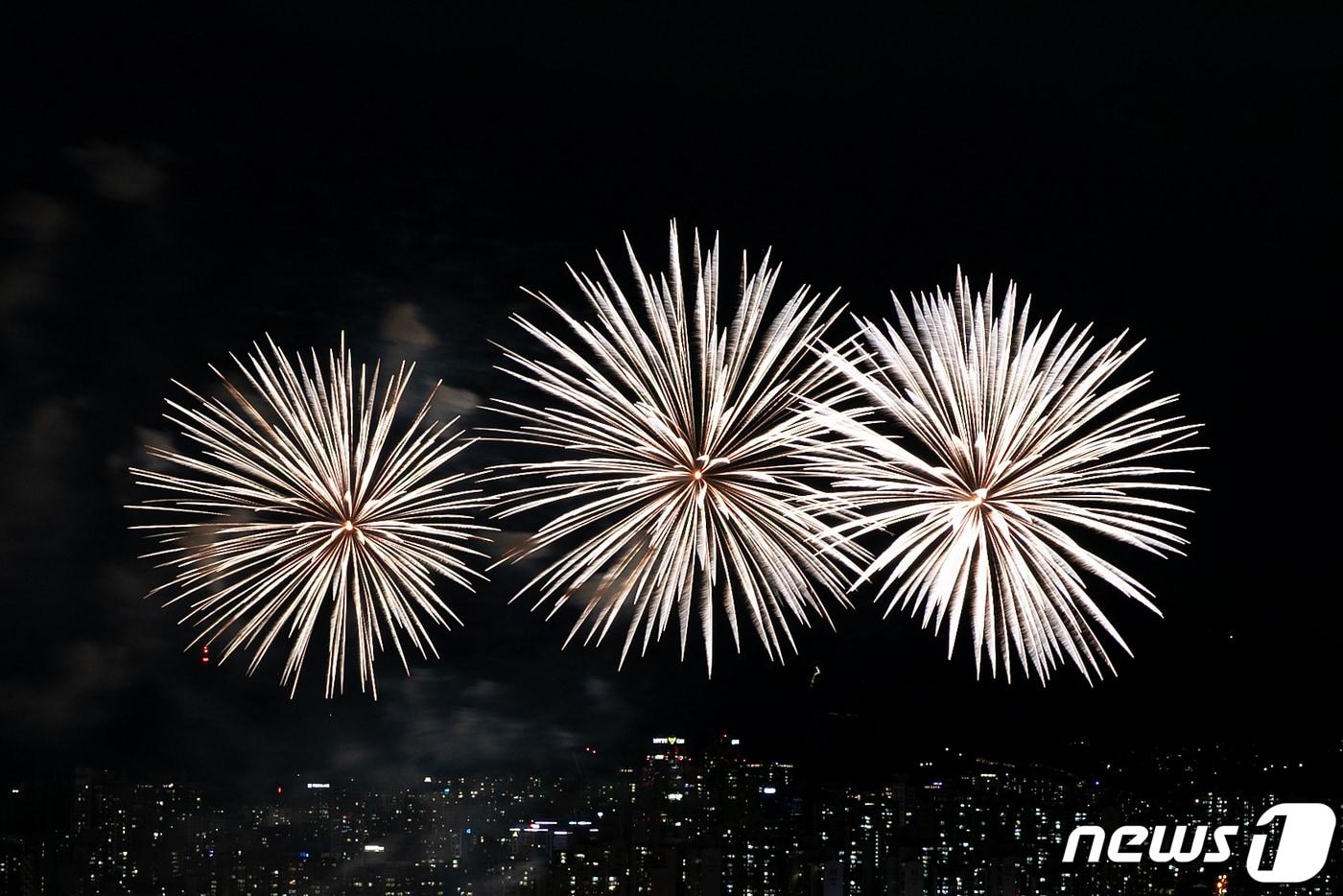 서울 여의도 한강공원 일대에서 열린 &#39;2019 서울세계불꽃축제&#39;에서 화려한 불꽃들이 밤하늘을 수놓고 있다. 2019.10.5/뉴스1 ⓒ News1 이승배 기자