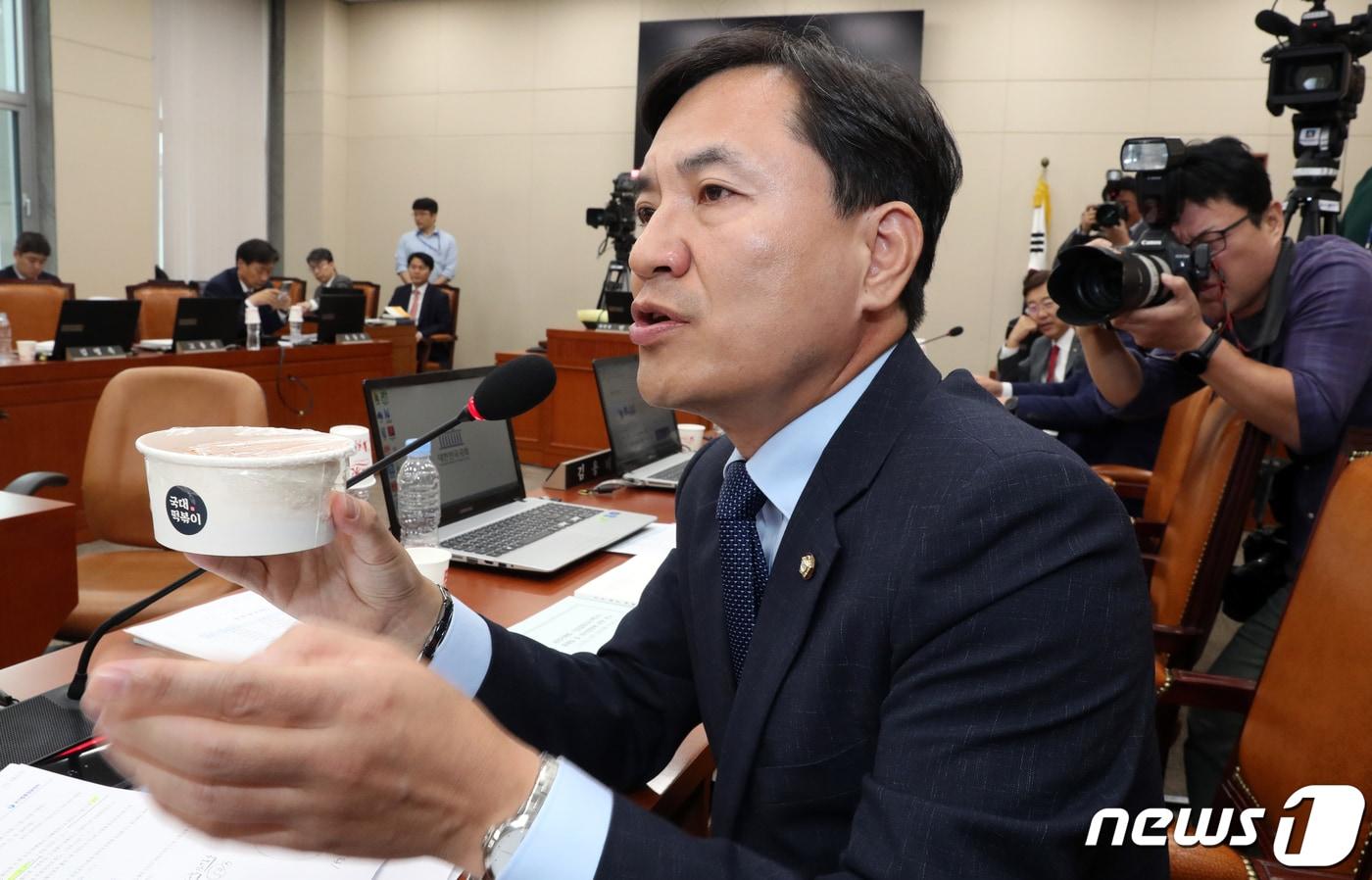 김진태 자유한국당 의원이 7일 서울 여의도 국회에서 열린 정무위원회의 국정감사에서 &#39;국대떡볶이&#39;를 들고 질의하고 있다. 김진태 의원은 &#34;가맹사업자들이 공정거래를 방해하는 사회주의 법 때문에 피를 토하고 있다＂고 주장했다. 2019.10.7/뉴스1 ⓒ News1 이종덕 기자