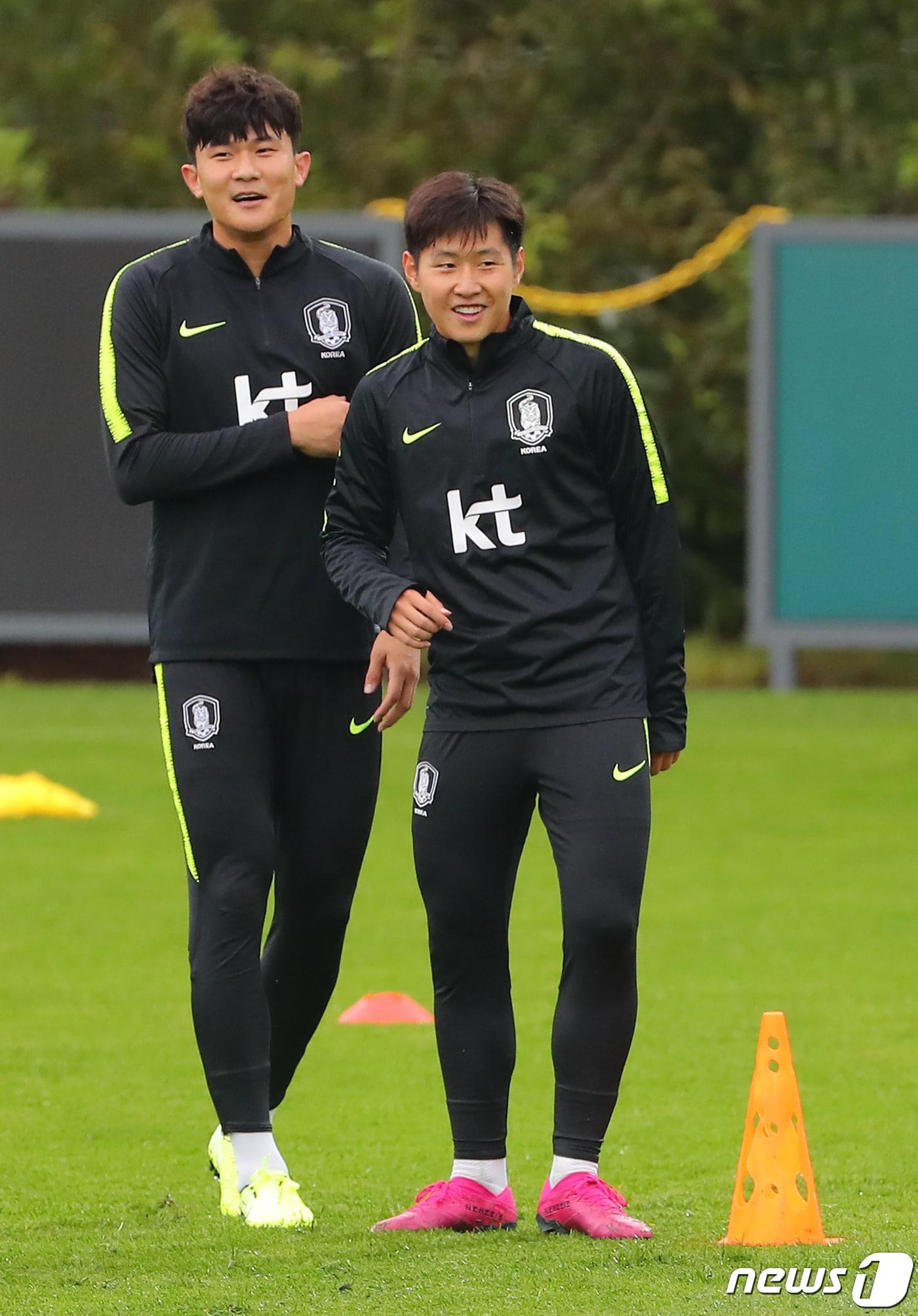 대한민국 남자 축구대표팀 이강인, 김민재가 7일 오후 경기도 파주시 축구대표팀트레이닝센터&#40;NFC&#41;에서 훈련하고 있다. 파울루 벤투 감독이 이끄는 축구대표팀은 오는 10일 화성에서 스리랑카, 15일 평양에서 북한과의 카타르월드컵 아시아 2차 예선을 치른다. 2019.10.7/뉴스1 ⓒ News1 구윤성 기자