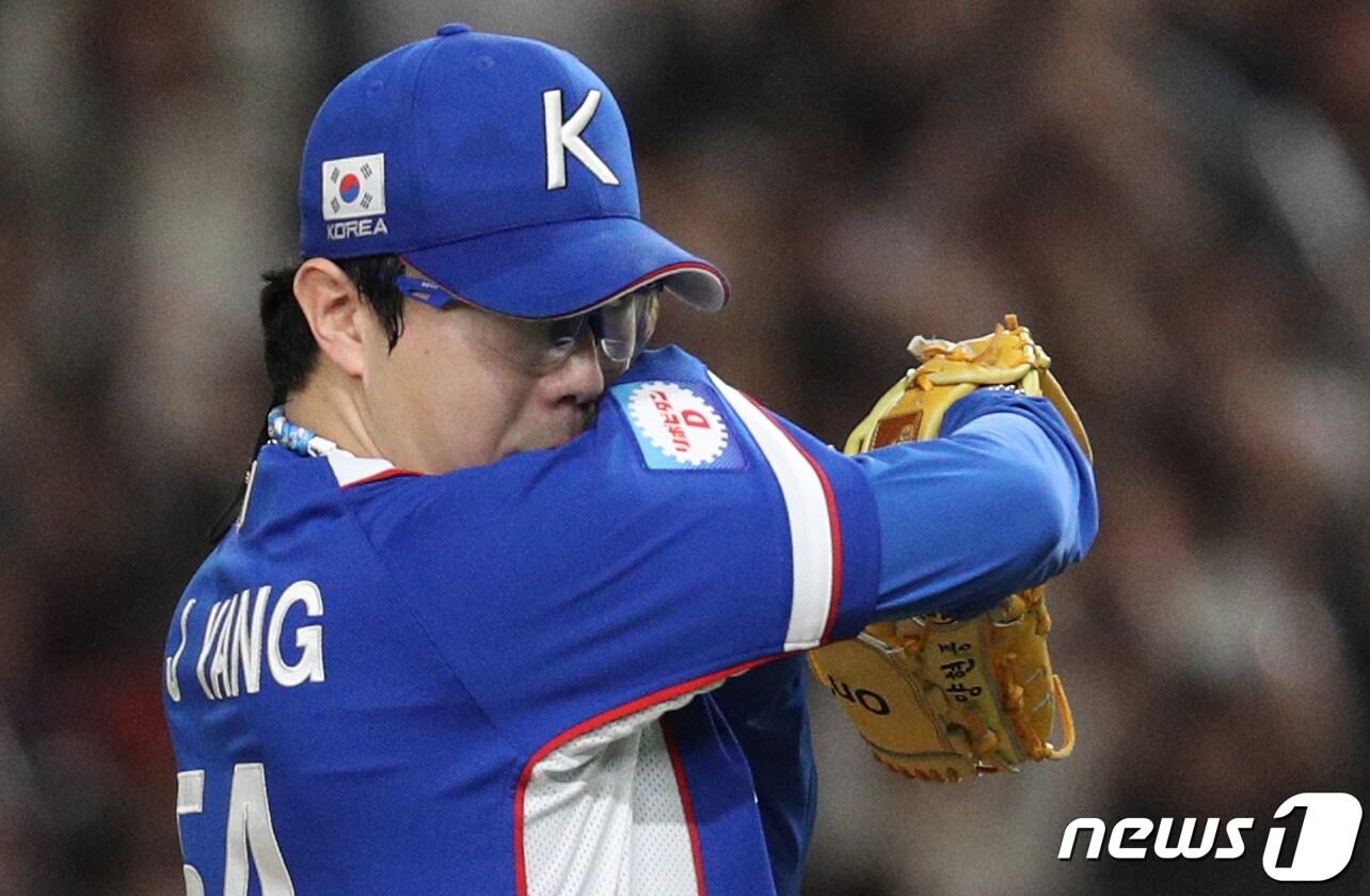 17일 오후&#40;현지시간&#41; 일본 도쿄돔에서 열린 2019 세계야구소프트볼연맹&#40;WBSC&#41; 프리미어12 결승전 대한민국과 일본의 경기 2회말 2사 1,2루상황에서 일본 야마다에게 3점홈런을 허용한 대한민국 선발 양현종이 아쉬워하고 있다. 2019.11.17/뉴스1 ⓒ News1 황기선 기자