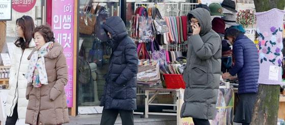 기온이 떨어지며 찬바람이 불어 쌀쌀한 날씨를 보인 19일 전북 전주시 한옥마을 태조로에서 두꺼운 외투를 입은 관광객들이 발걸음을 옮기고 있다. 2019.11.19/뉴스1 ⓒ News1 유경석 기자