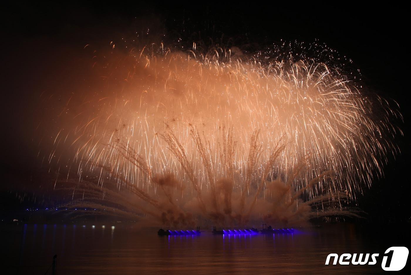 부산 광안대교 일대에서 열린 &#39;제15회 부산불꽃축제&#39;에서 화려한 불꽃이 부산 밤바다를 수놓고 있다. 2019.11.2/뉴스1 ⓒ News1 