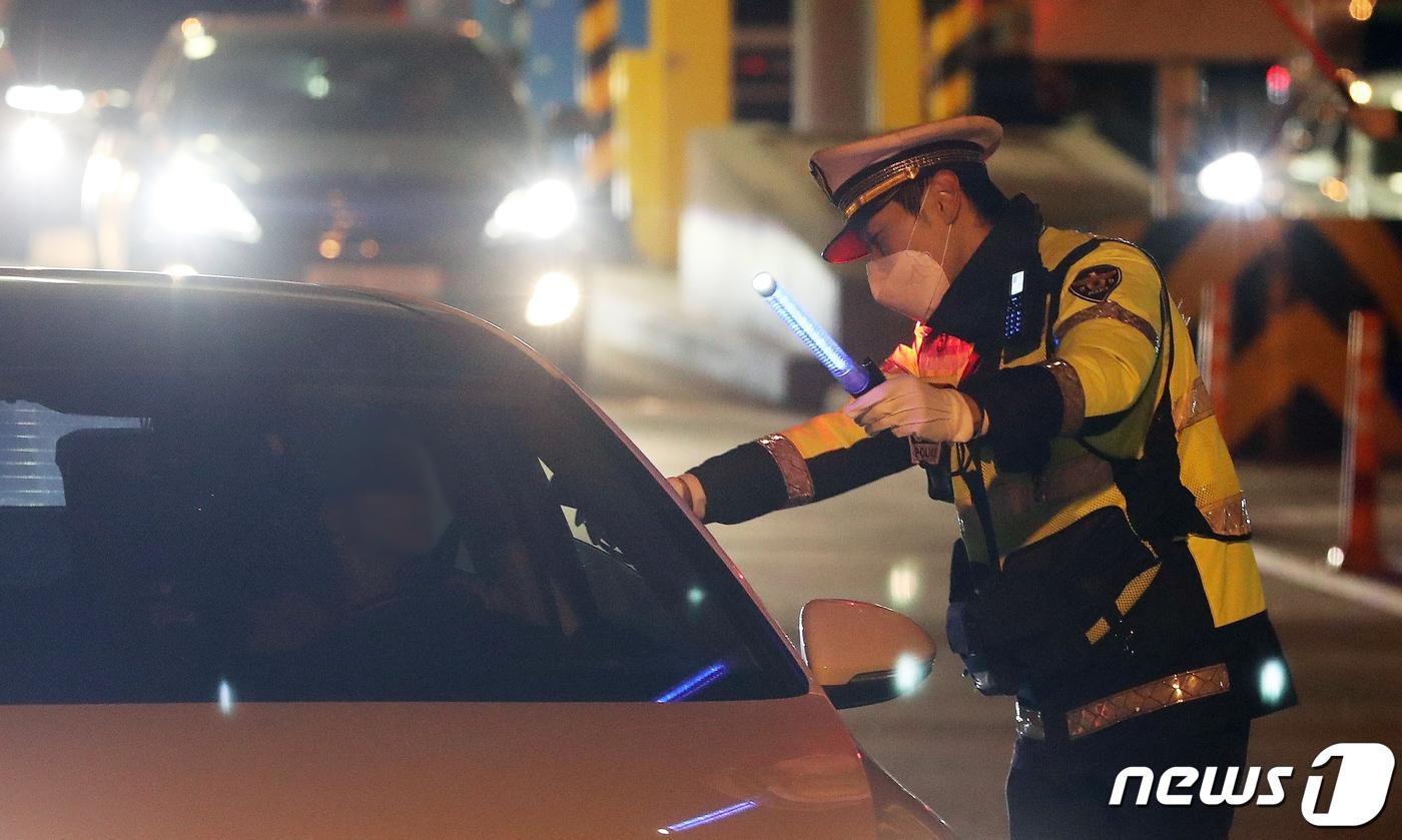 경기도 성남시 분당구 서울톨게이트 경부고속도로 부산 방향에서 고속도로 순찰대 경찰관들이 일제 음주운전 단속을 하고 있다. /뉴스1 ⓒ News1 DB