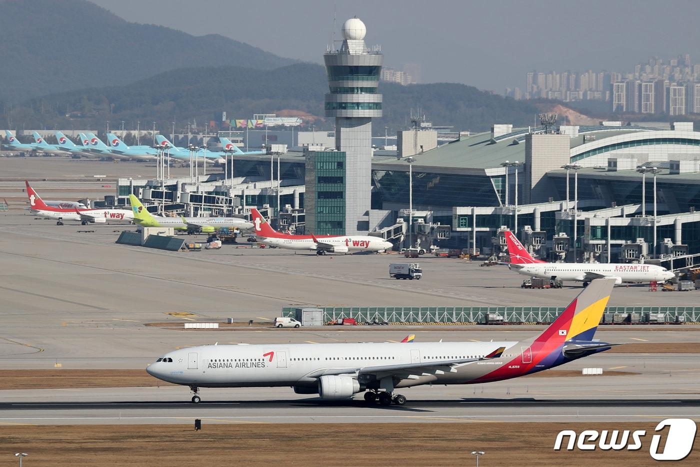 7일 오후 인천국제공항 활주로에서 아시아나 항공기가 이륙을 준비하고 있다. 2019.11.7/뉴스1 ⓒ News1 민경석 기자