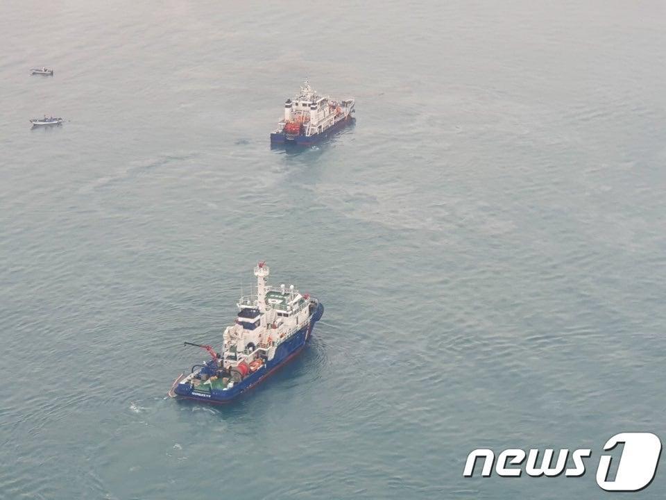 17일 오전 11시35분쯤 전남 광양시 금호동 원료부두에서 급유선 A호가 화물선 B호에 유류를 공급하던 중 벙커C유가 해상으로 유출돼 해경 방제선이 방제작업을 펼치고 있다.&#40;여수해양경찰서 제공&#41; 2019.12.17 /뉴스1 ⓒ News1 