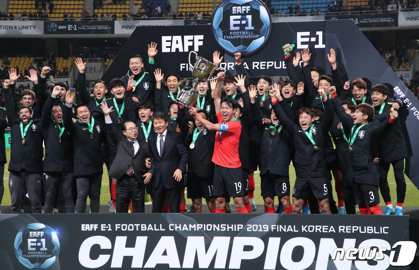 18일 오후 부산아시아드주경기장에서 열린 2019 동아시아축구연맹&#40;EAFF&#41; 풋볼 챔피언십&#40;동아시안컵&#41; 남자부 대한민국과 일본의 경기에서 1-0으로 우승을 거둔 대한민국 선수들이 트로피를 들고 기쁨을 나누고 있다. 뉴스1 DB ⓒ News1 DB