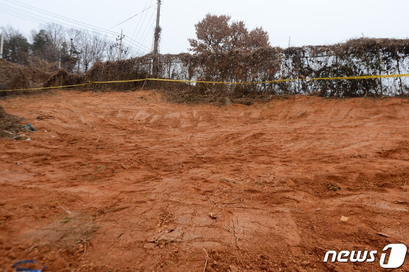 법무부는 20일 광주 북구 문흥동 옛 광주교도소 부지에서 무연고 분묘 개장작업 중 신원이 확인되지 않은 유골 약 40구를 발견했다고 밝혔다. 2019.12.20/뉴스1 ⓒ News1 