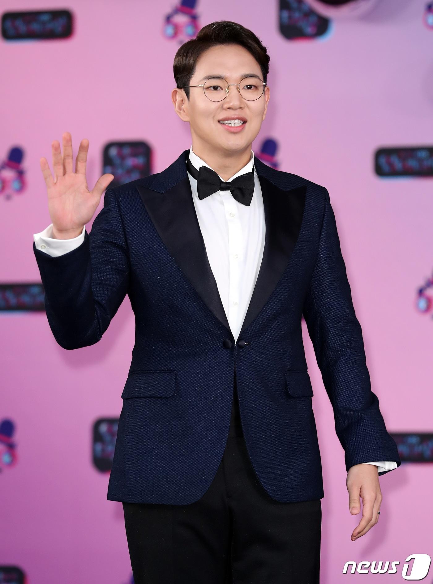 방송인 장성규가 21일 오후 서울 영등포구 여의도 KBS 본관에서 열린 ‘2019 KBS 연예대상’ 레드카펫 행사에 참석해 포즈를 취하고 있다. 2019.12.21/뉴스1 ⓒ News1 김진환 기자