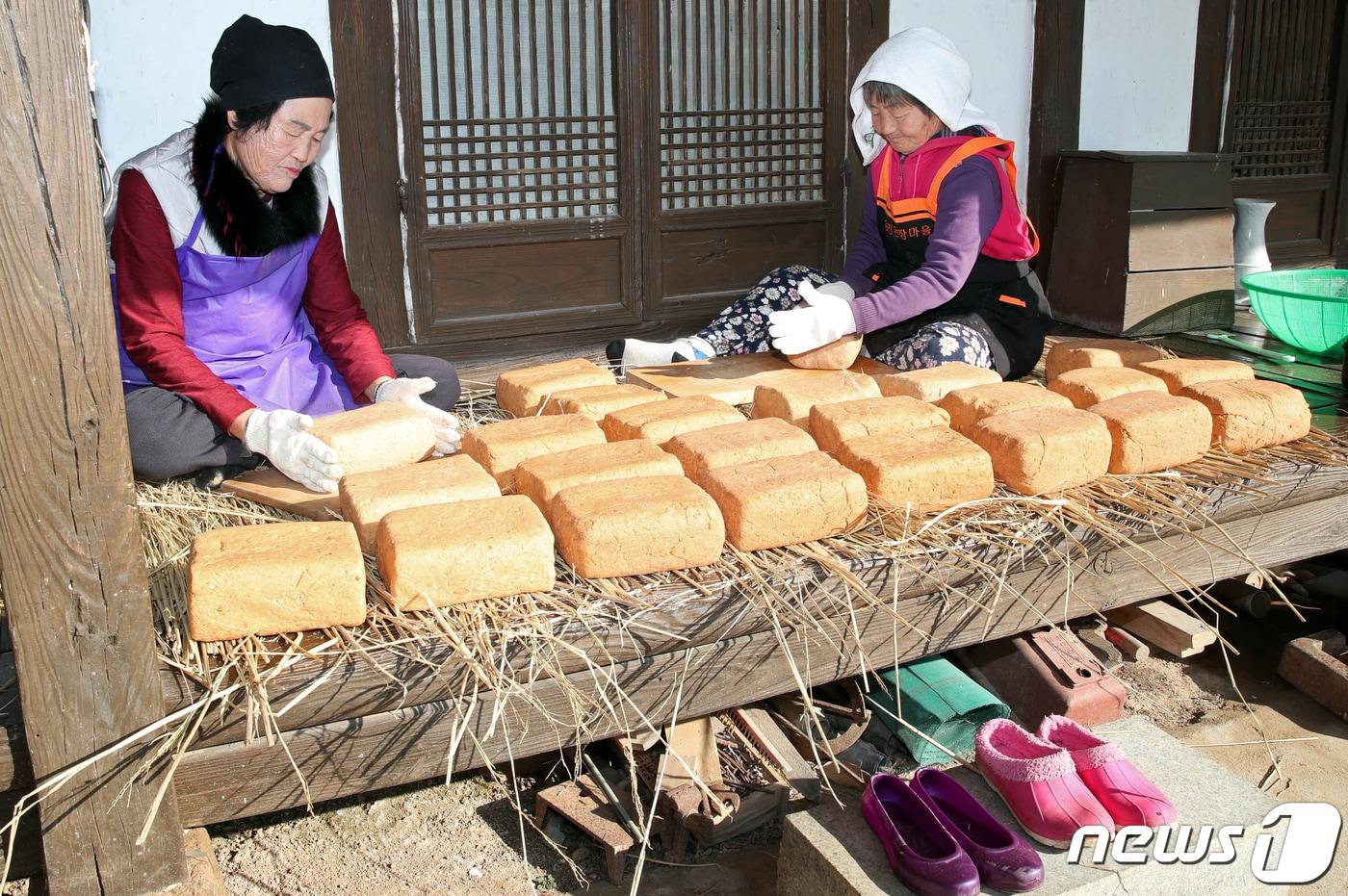 전남 강진군 군동면 신기마을&#40;전통된장마을&#41; 백정자씨&#40;대한민국 식품명인 제65호&#41; 집 마루에서 동네 주민들이 따스한 햇볕을 받으며 메주를 만들고 있다.&#40;전남강진군 제공&#41; 2019.12.3/뉴스1 ⓒ News1 황희규 기자