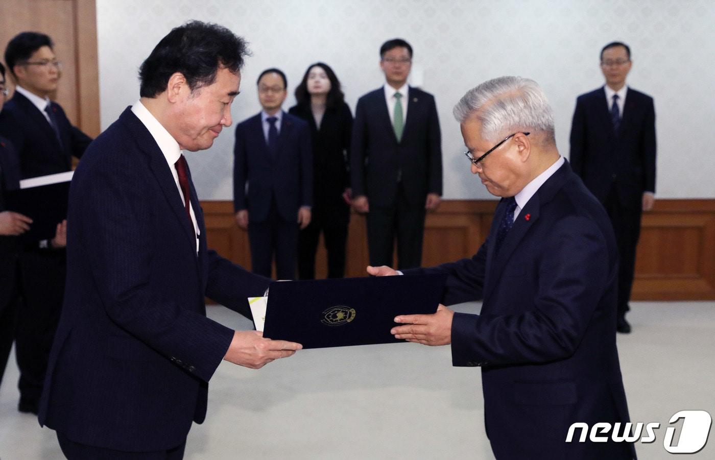 이낙연 국무총리가 30일 오후 서울 세종대로 정부서울청사에서 열린 5·18민주화운동 진상규명조사위원회 위촉식에서 송선태 상임위원에게 임명장을 수여하고 있다. 2019.12.30/뉴스1 ⓒ News1 이재명 기자