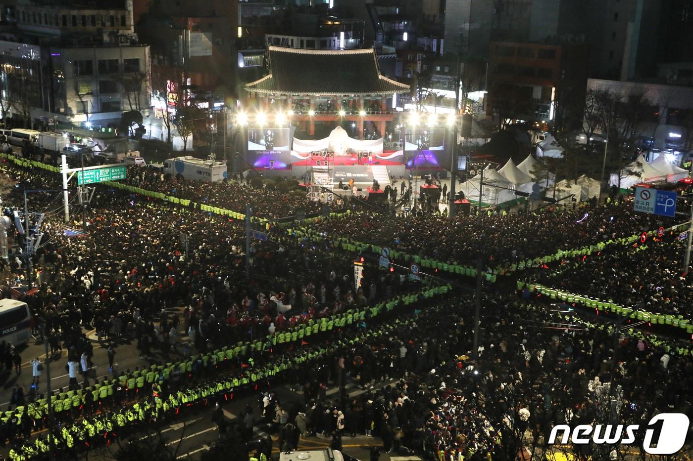 지난 2019년 12월31일 오후 서울 종로구 보신각 앞에서 시민들이 &#39;2019 제야&#40;除夜&#41;의종 타종행사&#39;를 기다리고 있다. 2019.12.31/뉴스1 ⓒ News1 황기선 기자