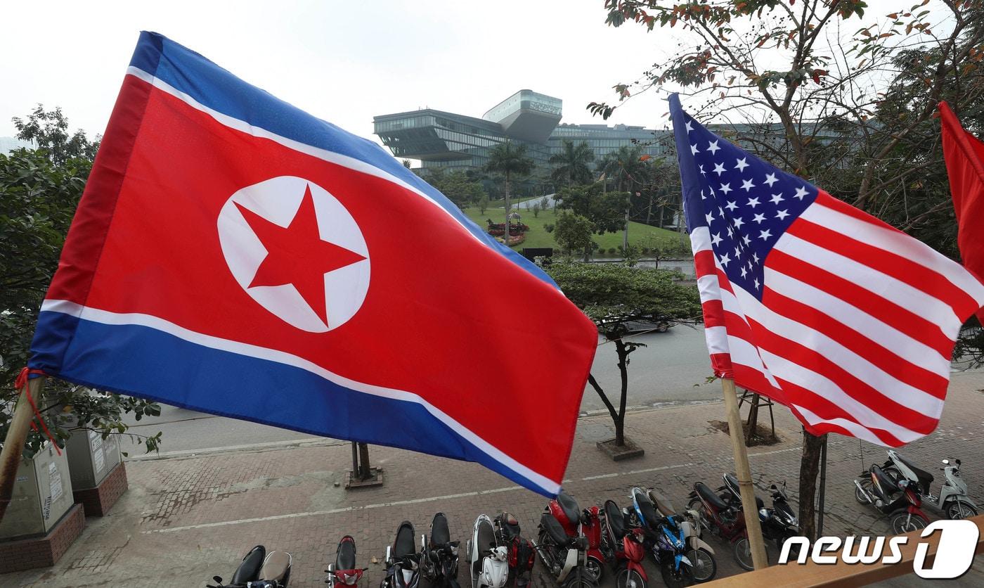 미국 성조기와 북한 인공지. /뉴스1 ⓒ News1 박세연 기자