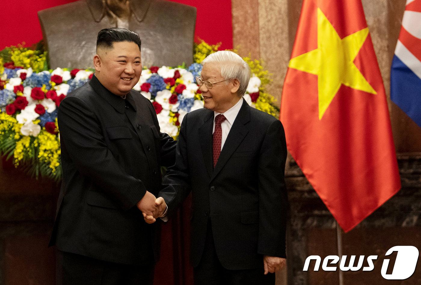 김정은 북한 국무위원장이 1일&#40;현지시간&#41; 베트남 하노이 주석궁에서 응우옌 푸 쫑 공산당 서기장겸 국가주석과 정상회담 전 악수하고 있다. ⓒ 로이터=뉴스1