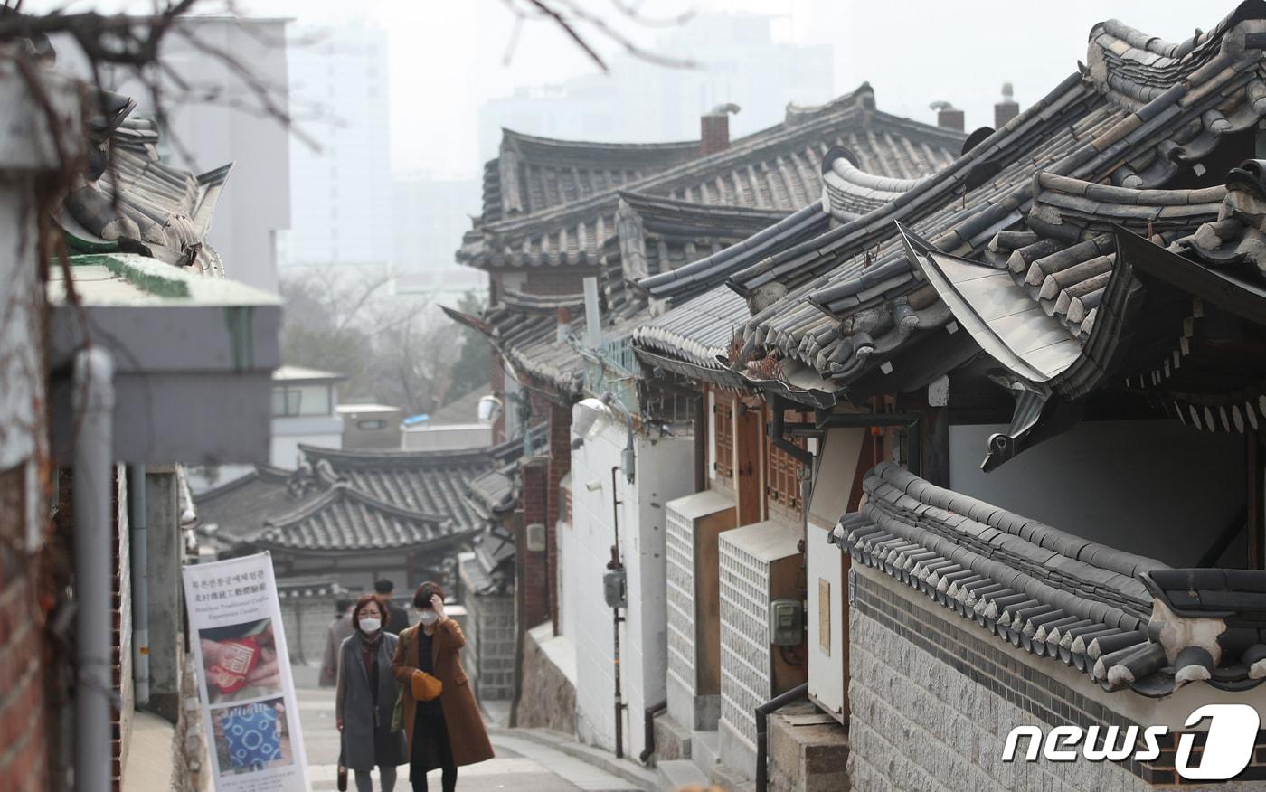 닷새 연속 미세먼지 비상저감조치가 발령되는 등 관측 사상 최악의 고농도 미세먼지가 기승을 부린 5일 서울 종로구 북촌한옥마을에서 관광객들이 마스크를 쓴 채 발걸음을 옮기고 있다. 2019.3.5/뉴스1 ⓒ News1 오대일 기자