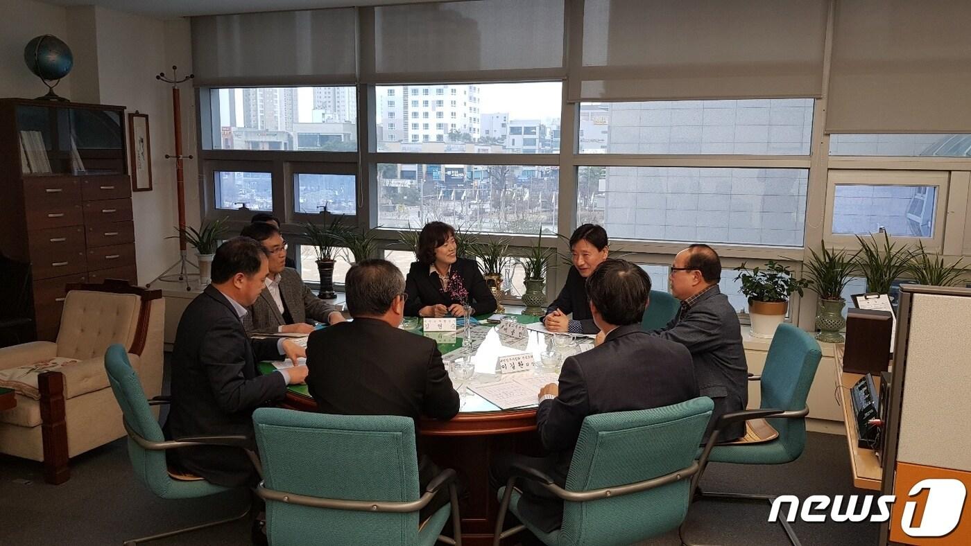 전북도청 건설교통국장실에서 7일 김현숙 새만금 개발청장과 엔지니어링 업계 대표 등이 모여 새만금사업에 지역업체 참여 확대방안을 논의하고 있다&#40;엔지니어링협회 전북지회 제공&#41;20190308 ⓒ News1 이종호 기자