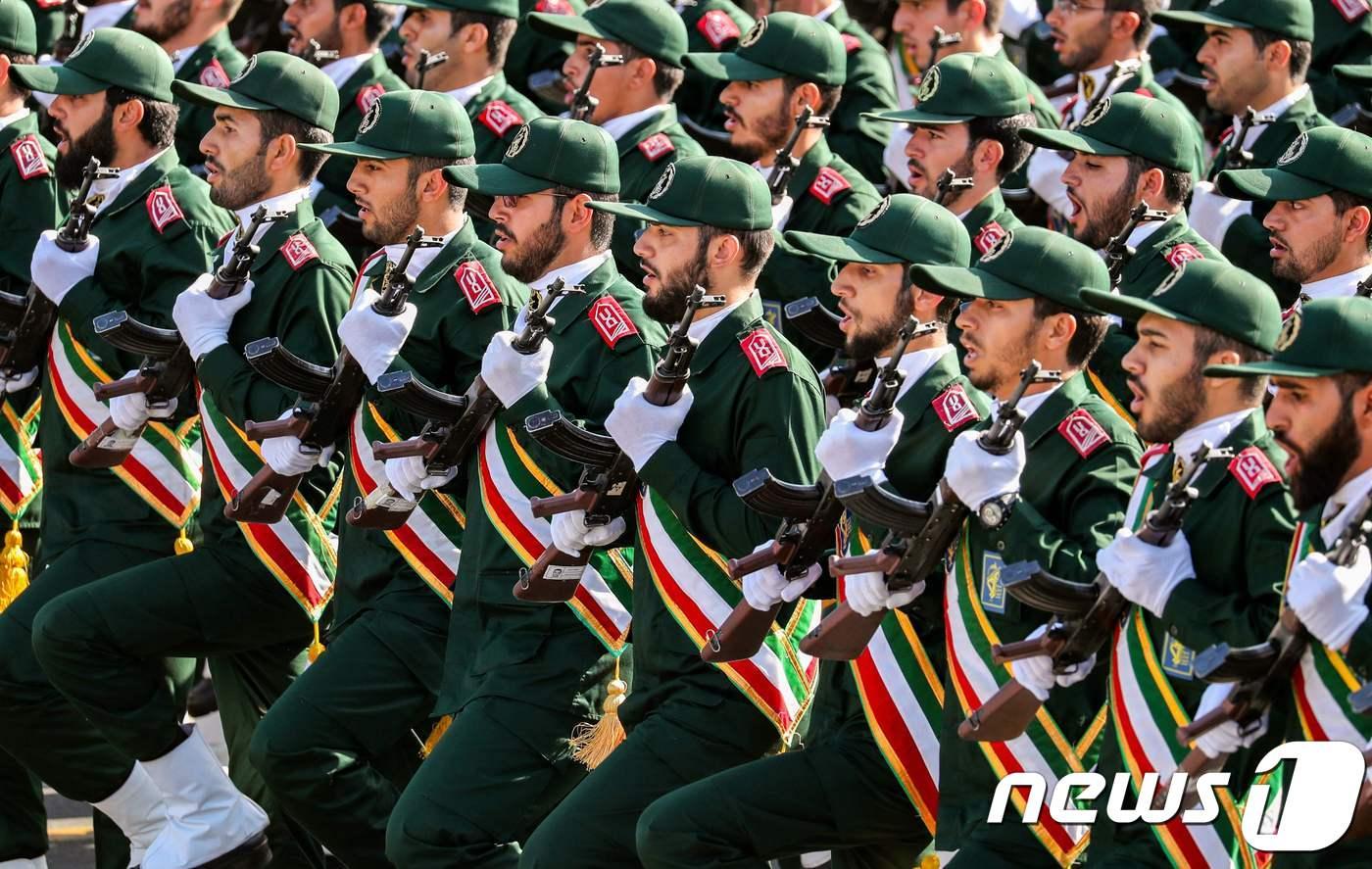 2018년 9월22일&#40;현지시간&#41; 이란혁명수비대&#40;IRGC&#41; 대원들이 이란 테헤란에서 연례 군사 퍼레이드 중 행진을 하고 있다.ⓒ AFP=뉴스1 ⓒ News1 김예슬 기자