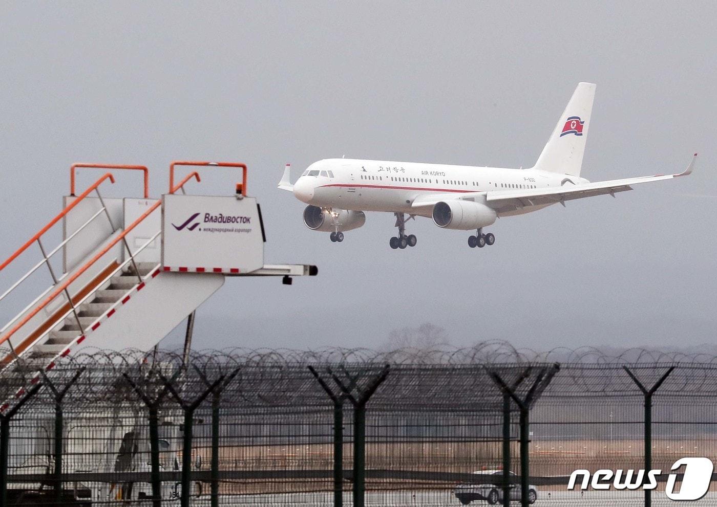 북한 고려항공 여객기가 착륙하고 있다. 2019.4.23/뉴스1 ⓒ News1 이재명 기자