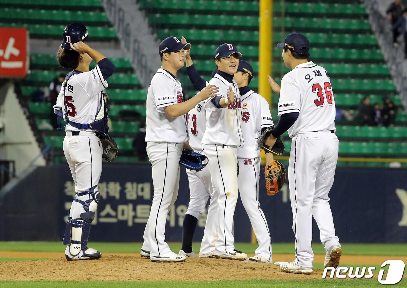 26일 오후 서울 송파구 잠실야구장에서 열린 프로야구 &#39;2019 신한은행 MY CAR KBO 리그&#39; 롯데 자이언츠와 두산 베어스의 경기에서 롯데를 상대로 11대 8 승리를 거둔 두산 선수들이 기쁨을 나누고 있다. 2019.4.26/뉴스1 ⓒ News1 구윤성 기자