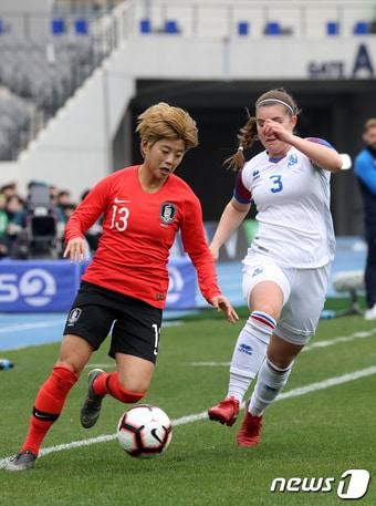 대한민국 여자축구 국가대표팀 전가을이 6일 오후 경기도 용인시민체육공원 주경기장에서 열린 대한민국 축구 대표팀과 아이슬란드 대표팀의 평가전에서 돌파를 시도하고 있다. 2019.4.6/뉴스1 ⓒ News1 조태형 기자