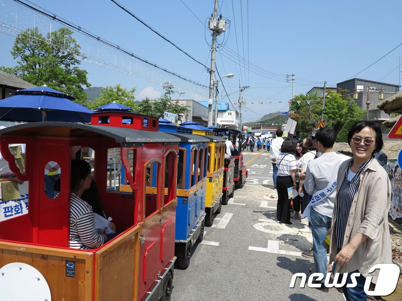 명시 ‘향수’를 쓴 정지용 시인&#40;鄭芝溶·1902∼1950&#41;을 기리기 위해 그의 고향인 충북 옥천에서 지난 9일부터 12일까지 열린 ‘제32회 지용제’가 명품 문학축제가 대단원의 막을 내렸다. 사진은 축제장을 운영하는 열차.&#40;옥천군 제공&#41;.2019.05.12.ⓒ 뉴스1