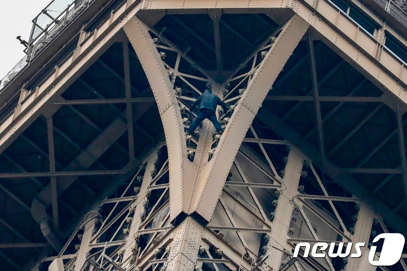 에펠탑 맨손으로 오른 남성 체포. ⓒ AFP=뉴스1
