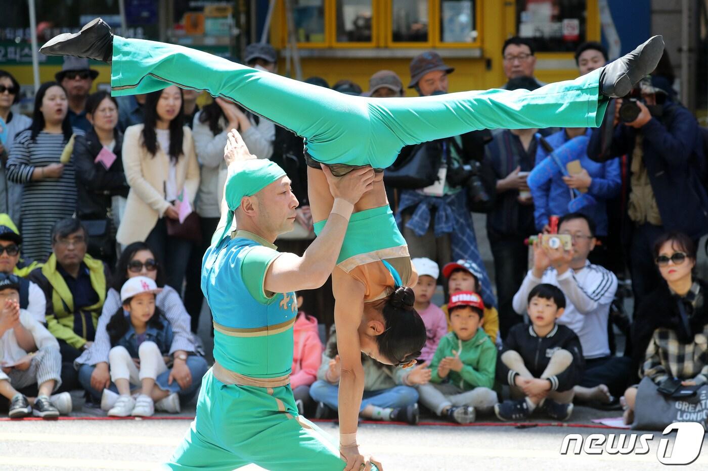 안산국제거리극축제의 일환으로 &#39;스시쇼&#39; 공연이 진행되고 있다. 2019.5.6/뉴스1 ⓒ News1