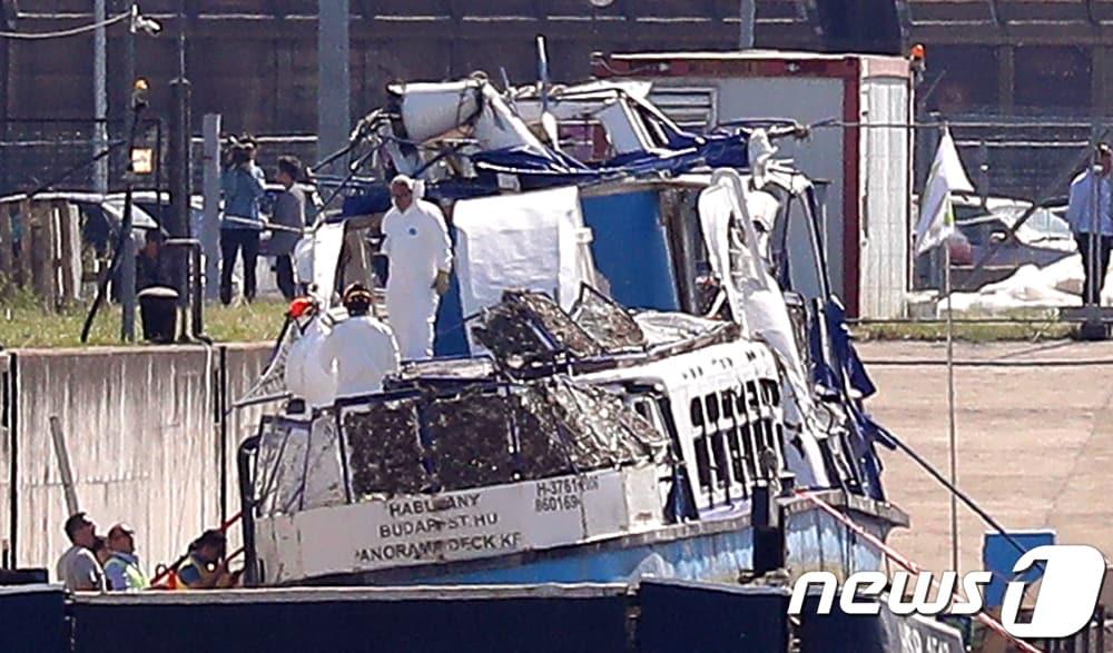 한국 정부합동신속대응팀과 헝가리 수상경찰이 13일 오전&#40;현지시간&#41; 헝가리 부다페스트 인근 체펠섬 코파시갓 선착장에 옮겨진 유람선 ‘허블레아니호’ 선체 정밀 수색활동을 하고 있다. 2019.6.13/뉴스1 ⓒ News1 구윤성 기자