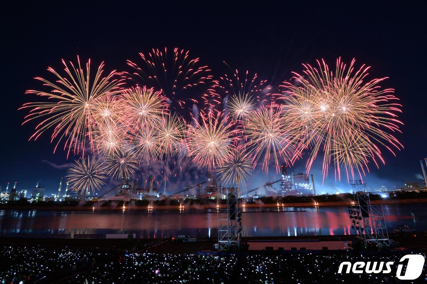 2019년 6월 1일 오후 경북 포항시 남구 형산강 체육공원에서 열린 &#39;2019 포항국제불빛축제&#39;에서 화려한 불꽃이 밤하늘을 수놓고 있다. 이날 행사에서는 한국, 일본, 캐나다 팀이 참여해 1시간 동안 포스코 포항제철소를 배경으로 화려한 불꽃놀이가 펼쳐졌다. 2019.6.2/뉴스1 ⓒ News1 최창호 기자