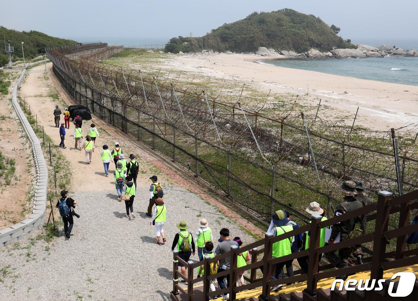 26일 강원도 고성군 DMZ 평화의 길 투어에 나선 관광객들이 철책선 옆을 도보로 이동하고 있다. 2019.6.26/뉴스1 ⓒ News1  