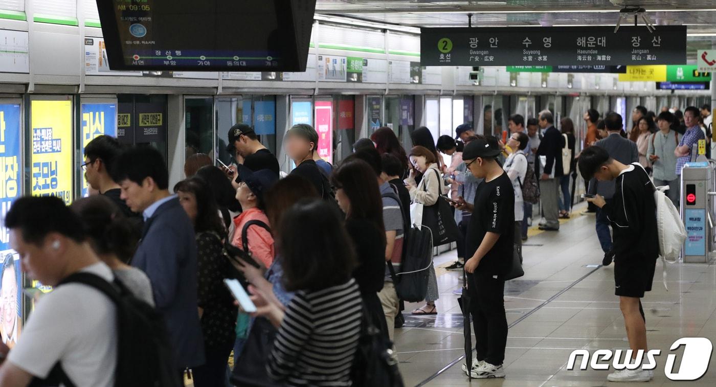 부산도시철도 1호선 서면역에서 시민들이 도시철도를 기다리고 있다./뉴스1 ⓒ News1 