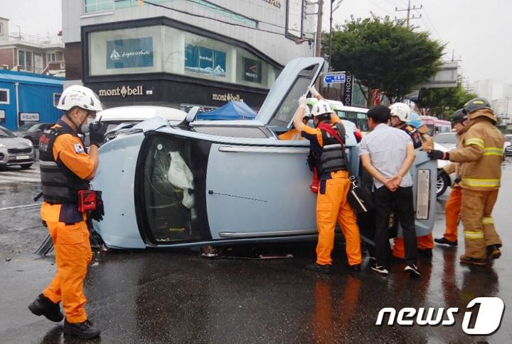 광주 북구 용봉동의 한 도로에서 차량 3대가 잇따라 부딪혀 5명이 부상을 입은 사고 관련 사진./뉴스1