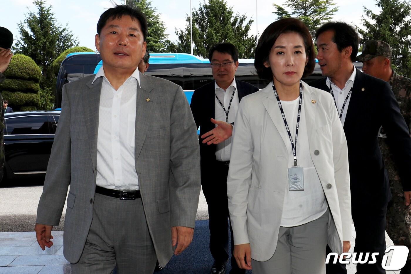 나경원 자유한국당 원내대표와 이철규 국회의원이 12일 강원도 동해시 해군 제1함대 사령부를 방문해 로비로 이동하고 있다. 나 원내대표를 포함한 한국당 &#39;북한 선박입항 은폐·조작 진상조사단&#39;은 이날 북한 목선 삼척항 입항과 관련해 해군 1함대와 육군 23사단 레이더 기지 등 방문할 예정이다. 2019.7.12/뉴스1 ⓒ News1 서근영 기자