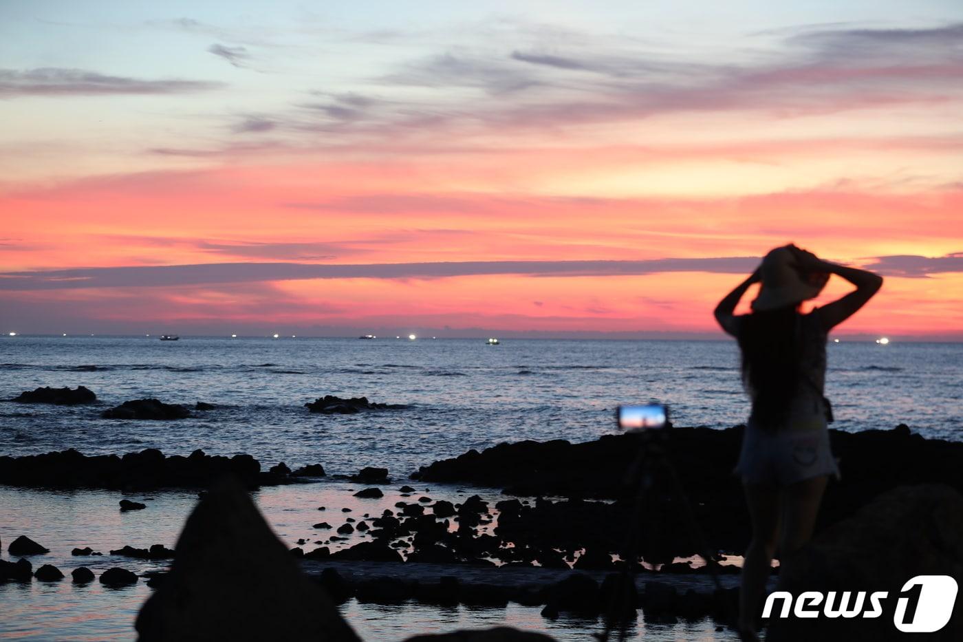 제주시 조함해안도로 관곶에서 관광객들이 노을을 바라보고 있다.뉴스1 ⓒ News1 강승남 기자