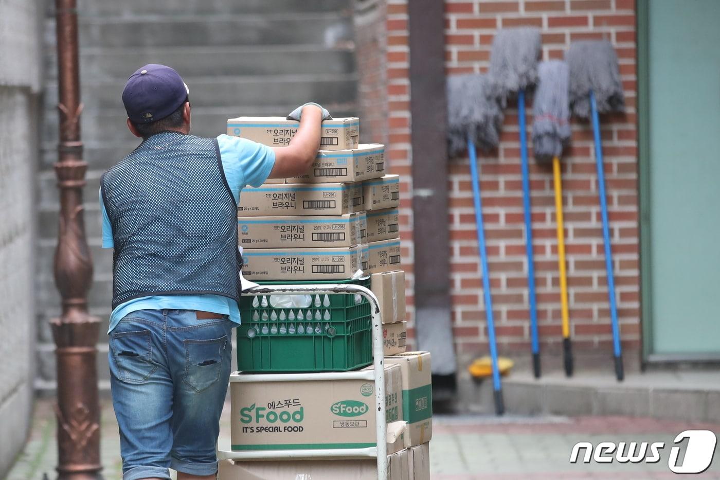 서울의 한 초등학교에 빵·우유 등 대체급식이 도착하고 있다. &#40;사진은 기사 내용과 무관함&#41;/뉴스1 ⓒ News1 오대일 기자