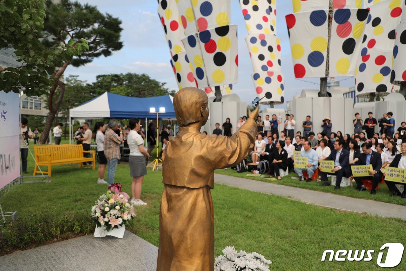 지난 2019년 8월 14일 오후 광주시청 평화의 소녀상 앞에서 위안부 피해자 기림의 날 행사가 열리고 있다.2019.8.14/뉴스1 