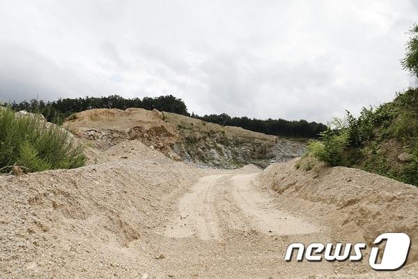 금산군의 A업체는 신고한 금산군 보광리 556외 4필지를 벗어나 인근 556목장용지 외 약 4000㎡가량의 임야, 밭까지 훼손하며 골재를 채취하고 있다는 의혹을 받고 있다.ⓒNews1 송규복 기자