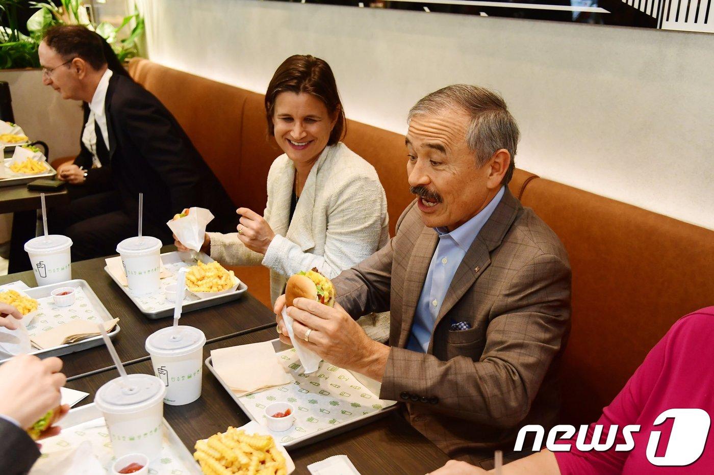 해리 해리스 주한미국대사가 29일 서울 종로구 공평동 쉐이크쉑 종각점 개점식을 방문했다. /사진=해리스 대사 트위터&#40;@USAmbROK&#41;ⓒ 뉴스1