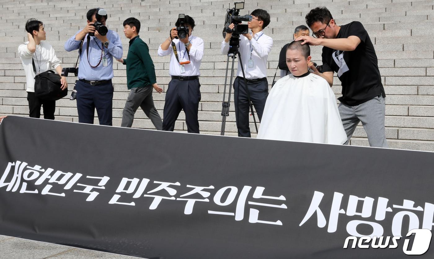 이언주&#40;무소속&#41; 의원이 2019년 9월 10일 서울 여의도 국회 본청 계단에서 삭발식을 하고 있다. 이언주 의원은 &#39;조국 임명 규탄&#34; 삭발식에 앞서 기자회견을 통해 ＂조국을 통해 86운동권 세력들의 민낯이 드러났다＂며, ＂그들은 수구세력이자 국가파괴세력＂ 이라고 말했다. 2019.9.10/뉴스1 ⓒ News1 이종덕 기자