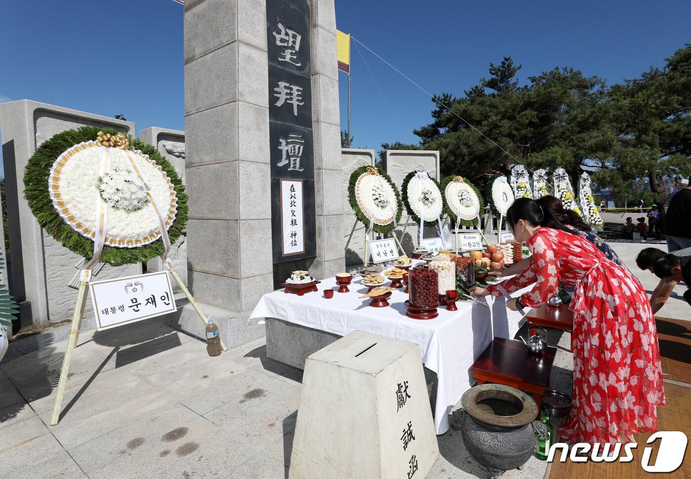 추석 경기도 파주 임진각 망배단을 찾은 탈북민이 차례를 지내고 있다. /뉴스1 ⓒ News1 박세연 기자