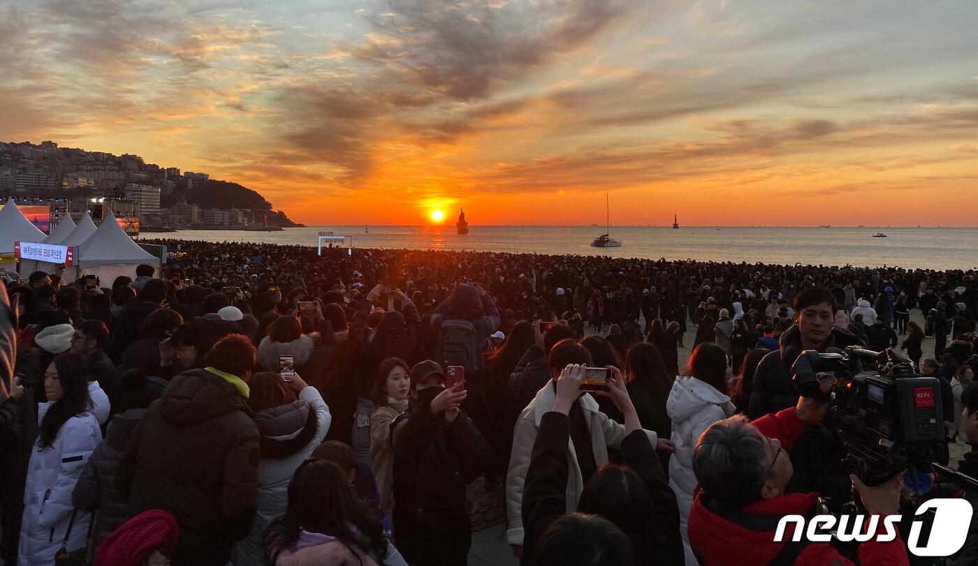  부산 해운대해수욕장을 찾은 시민들이 새해 첫 태양을 바라보고 있다. 2020.1.1/뉴스1 ⓒ News1 