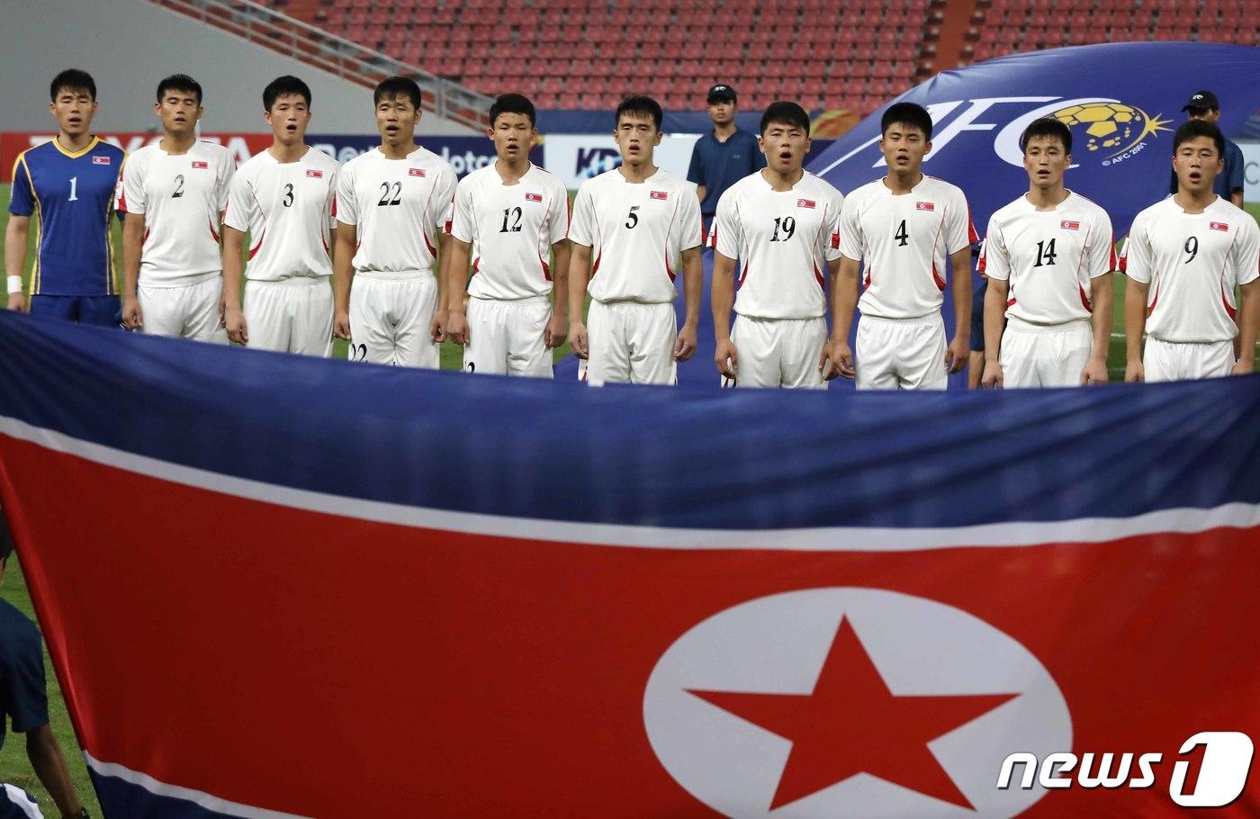 북한 U-23 축구대표팀 선발 선수들이 지난 2020년 태국 방콕 라자망갈라 스타디움에서 열린 &#39;2020 AFC U-23 챔피언십&#39; 베트남과 북한의 조별리그 3차전 경기에 앞서 북한 국가를 부르고 있는 모습. 2020.1.17/뉴스1 ⓒ News1 민경석 기자