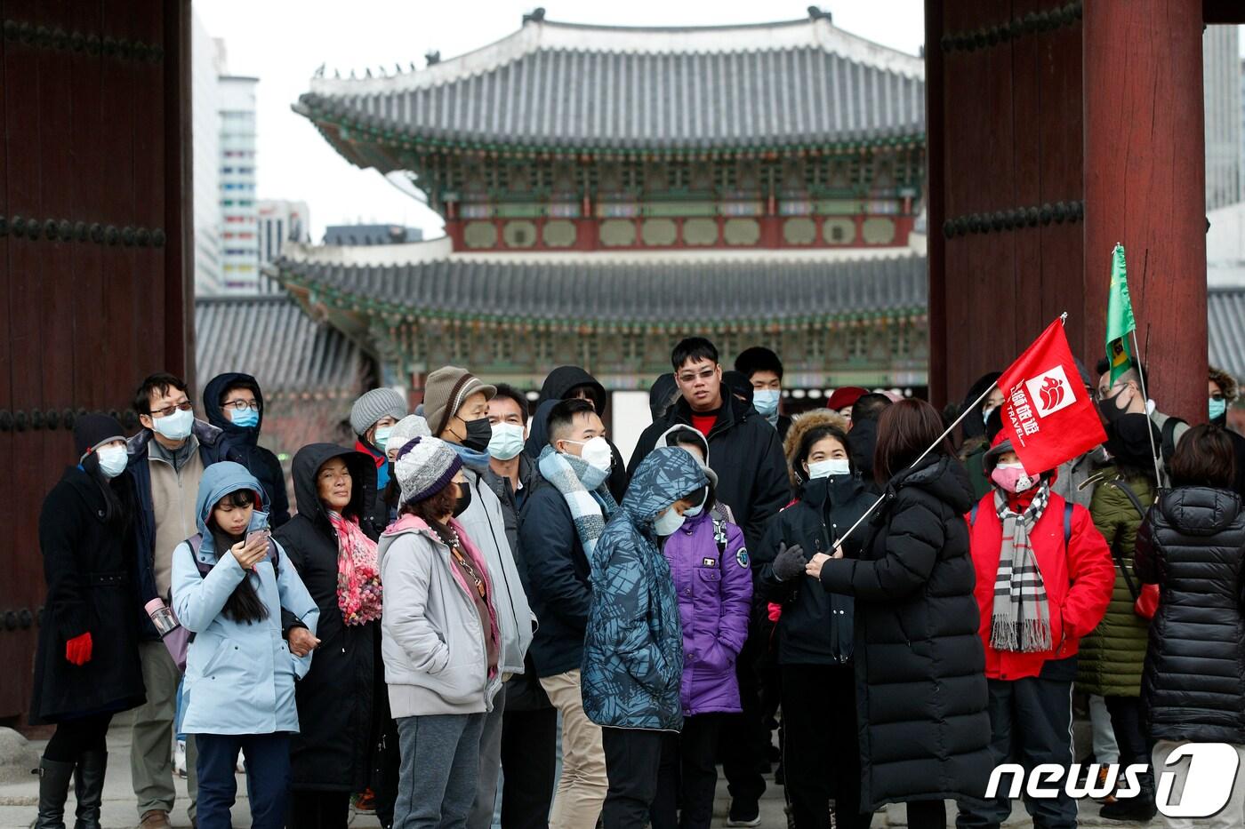 서울 종로구 경복궁을 찾은 중국인 단체 관광객들의 모습. 2020.1.27/뉴스1 ⓒ News1  