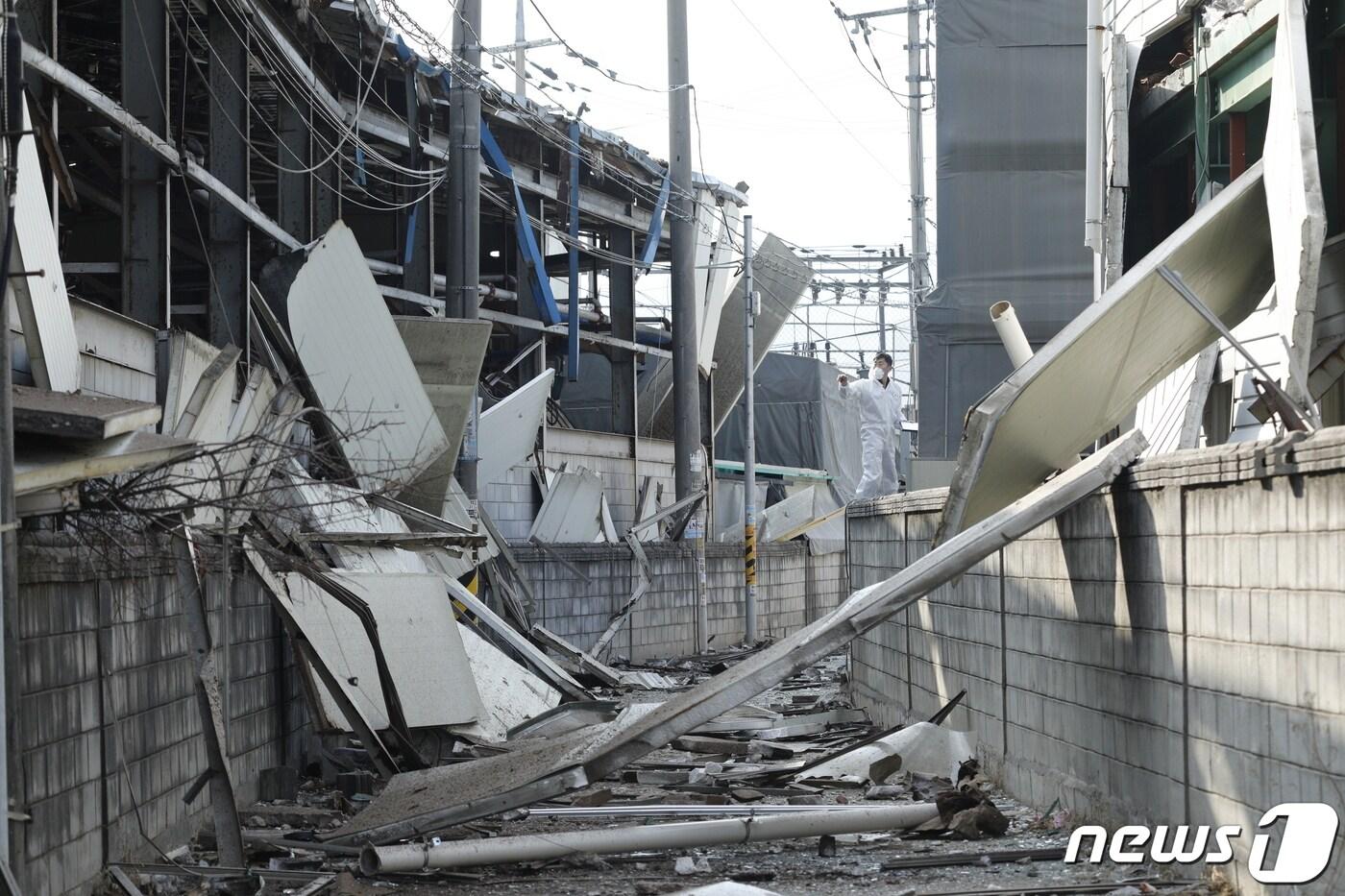 31일 폭발사고가 발생한 경기 양주시 광적면 가납리의 가죽가공업체에서 과학수사대원들이 현장 감식을 하고 있다. 이 사고로 2명이 숨지고, 8명이 부상을 당하는 등 총 10명의 사상자가 발생했다. 2020.1.31/뉴스1 ⓒ News1 안은나 기자