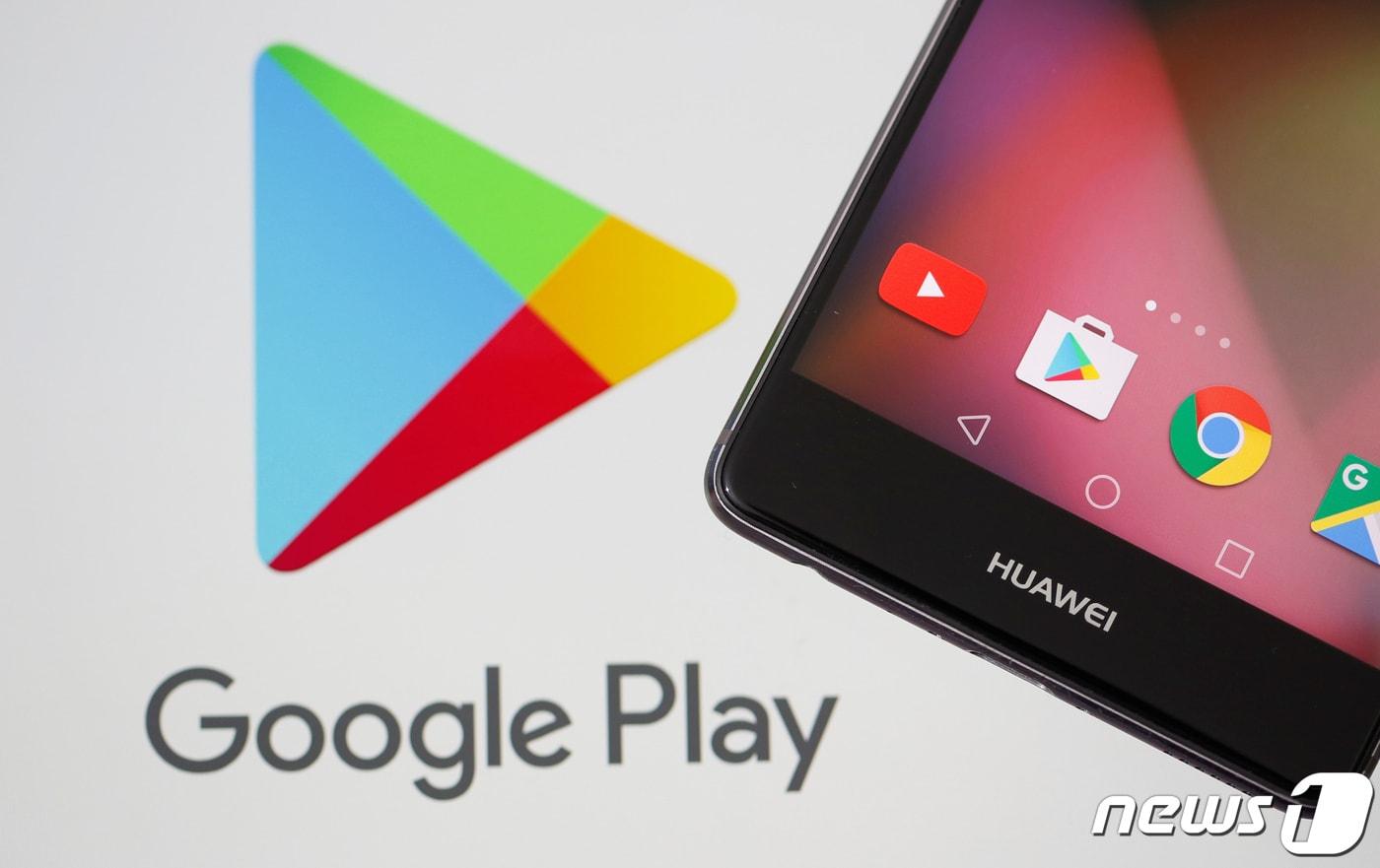A Huawei smartphone is seen in front of displayed Google Play logo in this illustration taken May 20, 2019. REUTERS/Dado Ruvic/Illustration