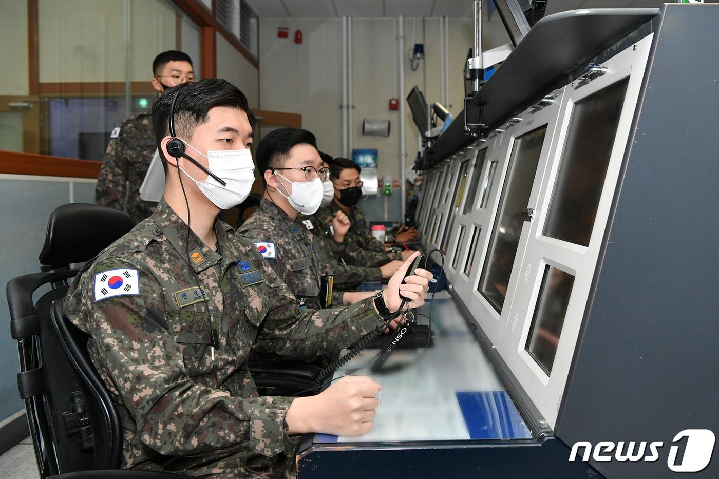 공군은 ‘하늘을 지키는 잠들지 않는 눈’ 2020 최우수 방공무기통제사 ‘골든아이&#40;Golden Eye&#41;’ 지상통제체계 부문에 전성환 준위를 선발했다고 20일 전했다. 방공무기통제사는 우리 영공을 침범하거나 KADIZ&#40;한국방공식별구역&#41;를 무단 진입한 타국 항공기에 대응하기 위해 아군 항공기를 최적의 전술적 위치로 유도하는 ‘요격통제’ 임무를 수행한다. 전 준위가 중앙방공통제소&#40;MCRC&#41;에서 임무를 수행하고 있다. &#40;공군 제공&#41; 2020.10.20/뉴스1