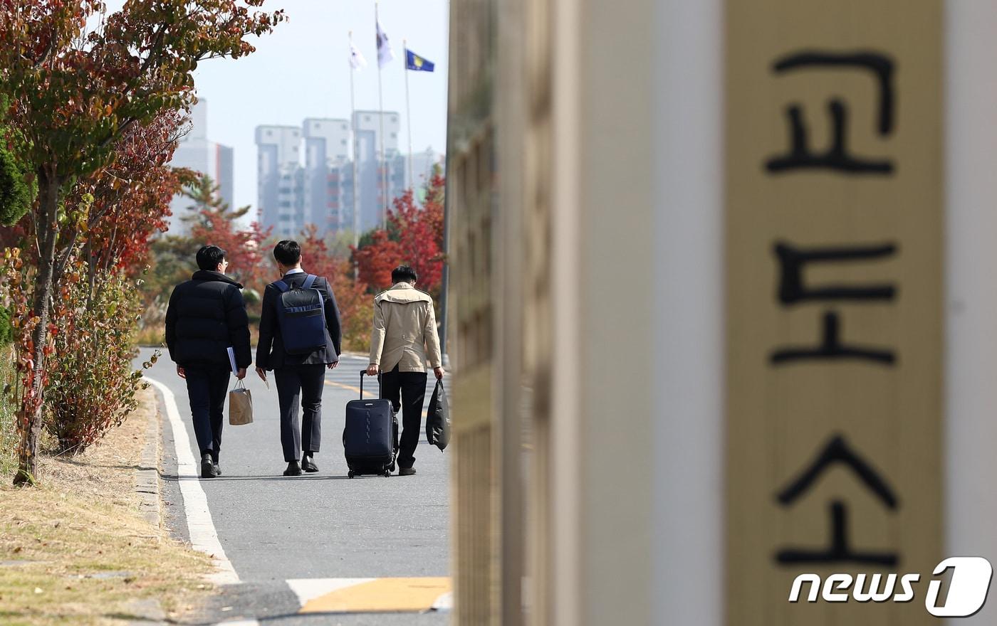 대전교도소 내 대체복무 교육센터에서 양심적 병역거부자 63명의 입교식이 열린 가운데 입교생들이 입교식장으로 들어가고 있다. &#40;뉴스1 DB, 기사 내용과 관련 없음&#41; ⓒ News1 사진공동취재단