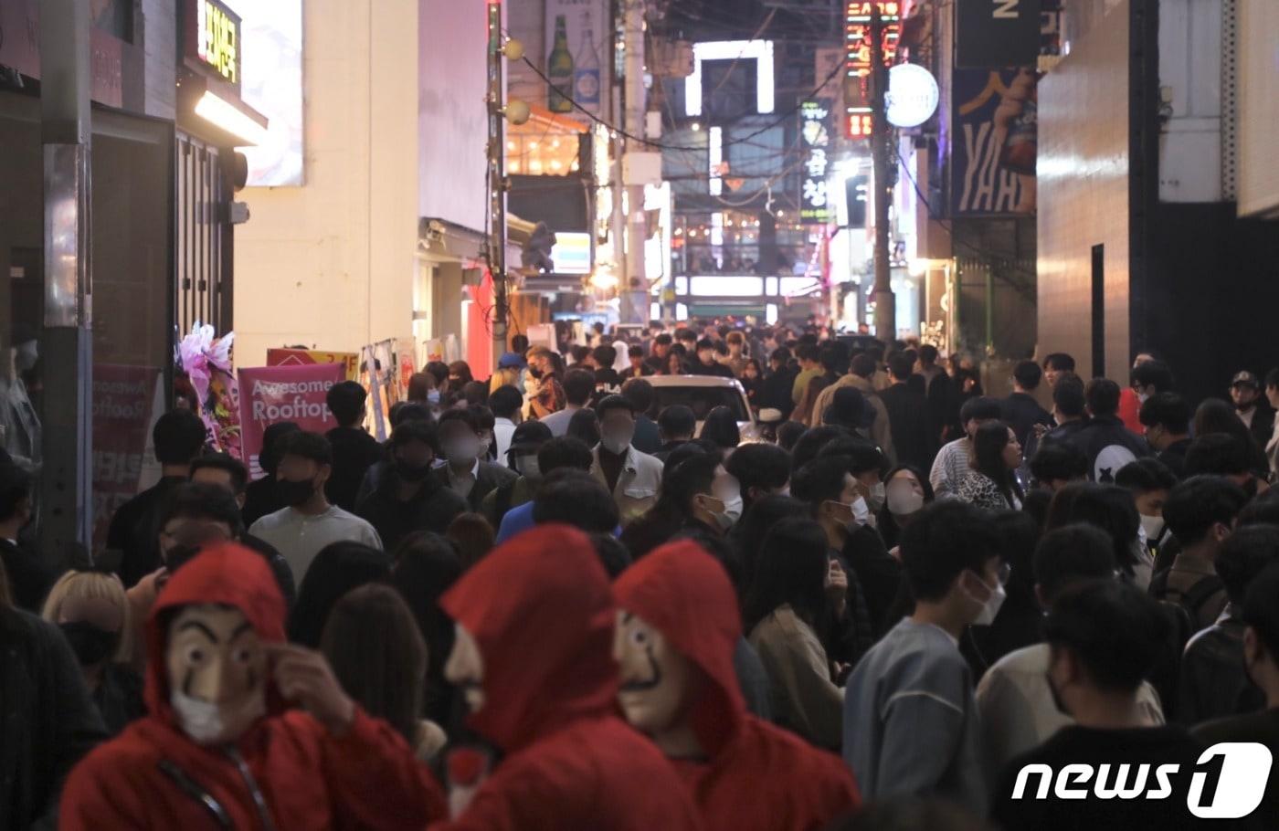 지난 2020년 11월1일 부산 부산진구 서면 일대가 핼러윈데이를 즐기기 위한 인파로 가득찼다. 2020.11.01/뉴스1 ⓒ News1 DB