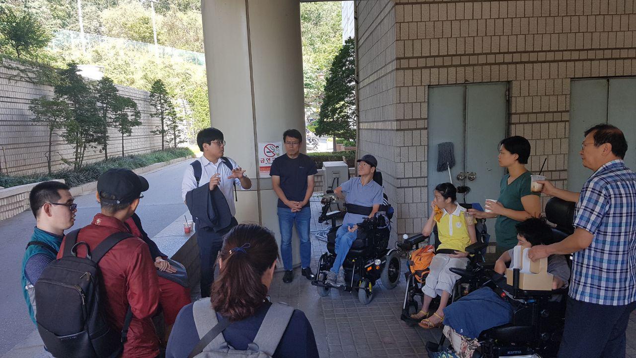 신길역에서 리프트를 이용하려다가 추락사한 장애인 사건을 맡은 사단법인 두루 이상현 변호사가 법원에서 소송 관련자들과 이야기를 나누고 있다&#40;지평 제공&#41;. ⓒ 뉴스1