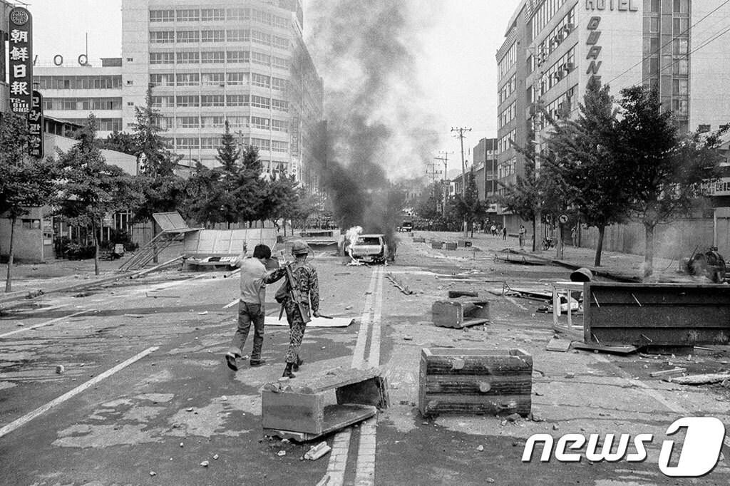 한국일보가 공개한 5·18민주화운동 당시 미공개 사진. 5·18 당시 광주 동구 금남로 일대에 한 시민이 계엄군에 끌려가고 있다. &#40;한국일보 제공&#41;2020.11.24/뉴스1