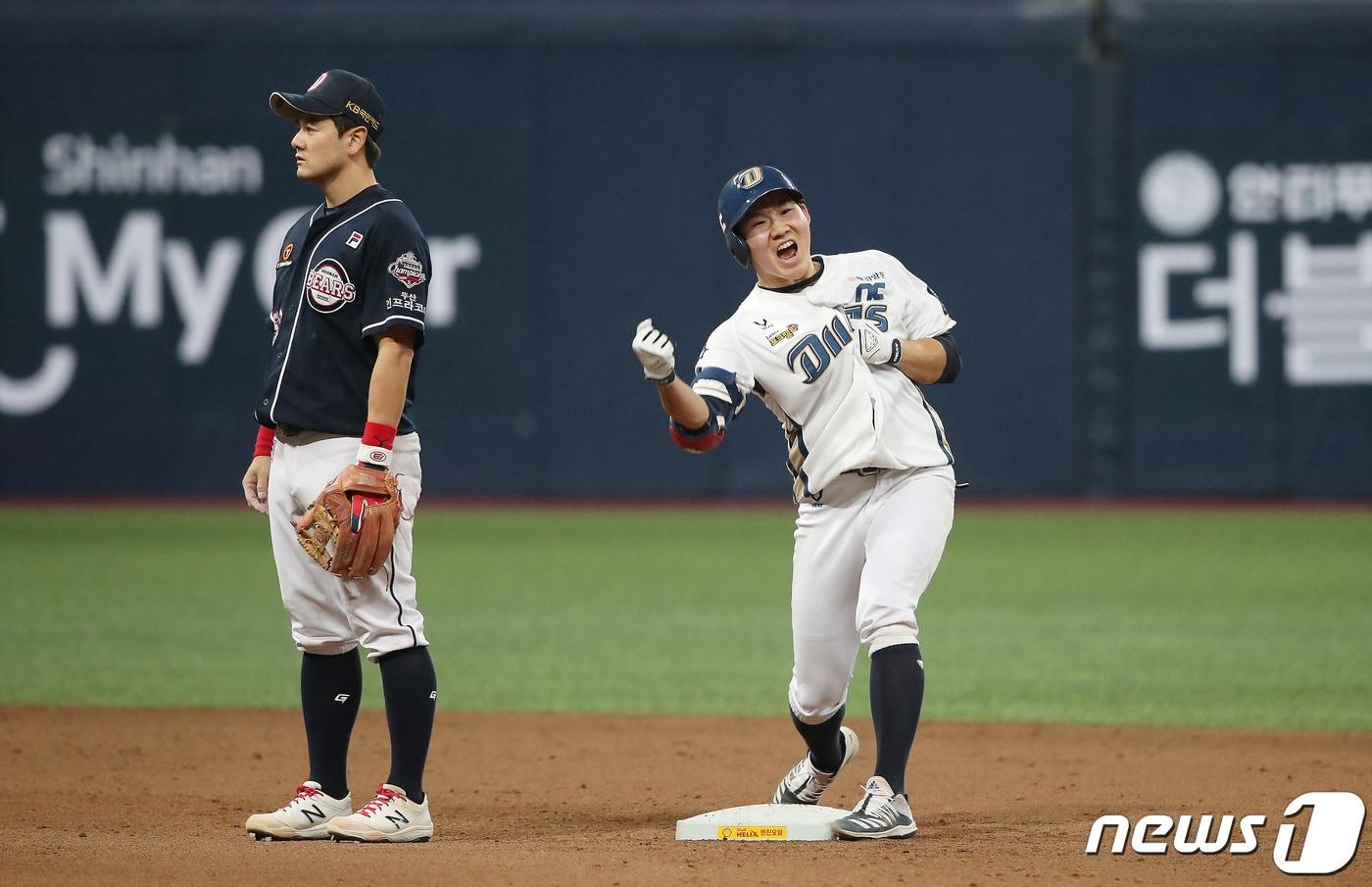 24일 오후 서울 구로구 고척스카이돔에서 열린 &#39;2020 신한은행 SOL KBO 포스트시즌‘ 한국시리즈 6차전 NC다이노스와 두산베어스의 경기 6회말 2사 만루 상황 NC 박민우가 2타점 2루타를 치고 환호하고 있다. 2020.11.24/뉴스1 ⓒ News1 임세영 기자